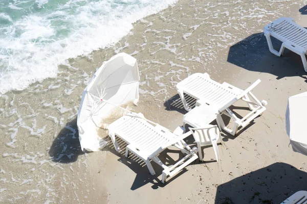 Burza Plaży Grecji Odwrócone Parasole Przeciwsłoneczne Leżaki — Zdjęcie stockowe
