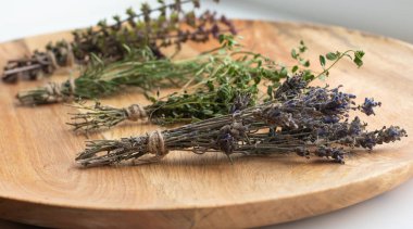 Ahşap arka planda kurutulmuş lavanta, kekik, biberiye ve fesleğen. Aromaterapi ve Geleneksel Tıp Konsepti. 