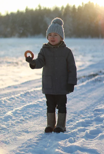 Zrzavý Chlapeček Zimním Kabátě Klobouku Bagetou Světle Úsvitu — Stock fotografie