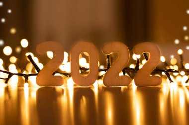 Tahta numaralar 2022 ve çelenk ışıklarını söndürün..