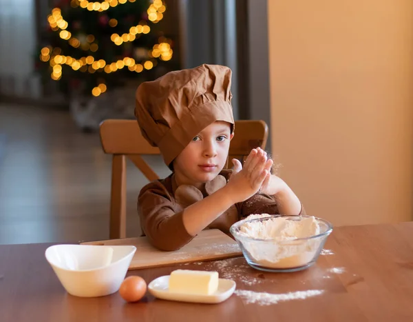 Mały Chłopiec Fartuchu Kapeluszu Szefa Kuchni Przygotowuje Świąteczne Ciasteczka Choinka — Zdjęcie stockowe