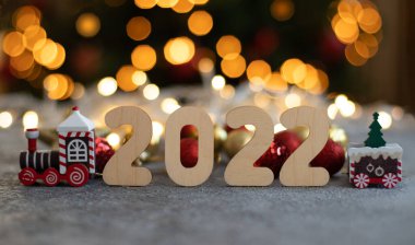 Ahşap numara 2022, oyuncak tren ve defocus ışıkları.