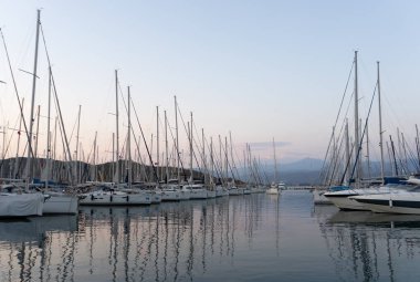 02 Ekim 2021, Fethiye, Türkiye. Ege Denizi 'nde gün batımı. Fethiye limanına demirlemiş yatlar.