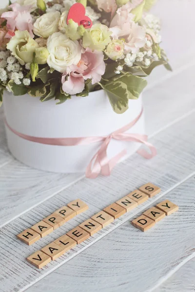 Virágok Egy Kerek Dobozban Egy Könnyű Háttér Felirat Boldog Valentin — Stock Fotó