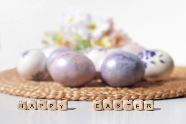 Koncepcja Wielkanocna Fioletowe Jajka Słomce Drewniane Litery Szczęśliwy Wielkanoc — Zdjęcie stockowe