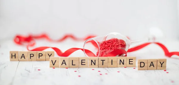 Šťastný Valentýn Přáníčko Dřevěná Písmena Bílém Pozadí Malými Roztroušenými Červenými — Stock fotografie