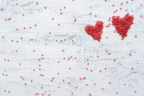 情人节快乐贺卡 大红心和小红心的白色木制背景 复制空间 — 图库照片