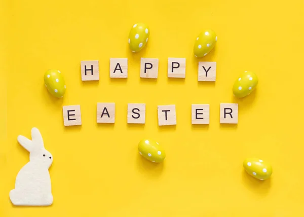 Napis Happy Easter Żółtym Tle Żółtymi Jajkami Królikami Minimalizm — Zdjęcie stockowe