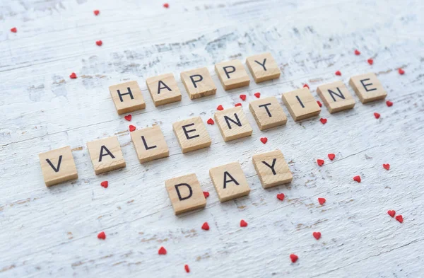 Boldog Valentin-napi üdvözlőlapot. Fa betűk a fehér háttér kis piros szív — Stock Fotó