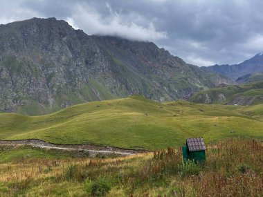 Elbrus bölgesinde, Kabardino-Balkaria 'daki dağların arka planına karşı tek bir bina.. 