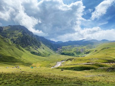 Kabardino-Balkaria, Elbrus bölgesindeki dağ manzaraları. 