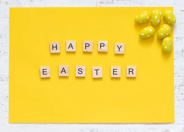 Napis Happy Easter Żółtym Tle Żółtymi Jajkami Minimalizm — Zdjęcie stockowe