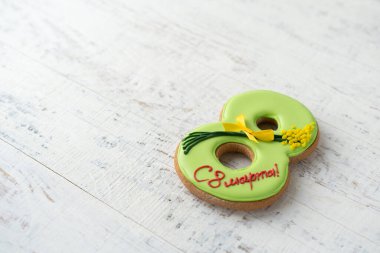 8 Mart için tebrikler. Tahta arka planda 8 numaralı zencefilli çörek.. 