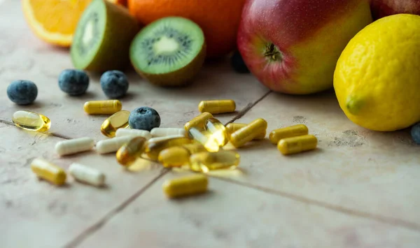 Frutas Naturales Cápsulas Multivitamínicas Fuentes Naturales Sintéticas Vitaminas —  Fotos de Stock