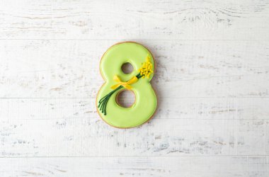 8 Mart için tebrikler. Tahta arka planda 8 numaralı zencefilli çörek.. 