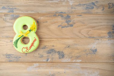 8 Mart için tebrikler. Tahta arka planda 8 numaralı zencefilli çörek.. 