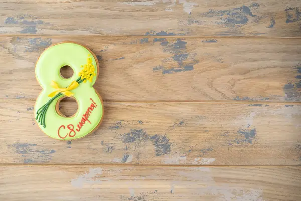 8 Mart için tebrikler. Tahta arka planda 8 numaralı zencefilli çörek.. 