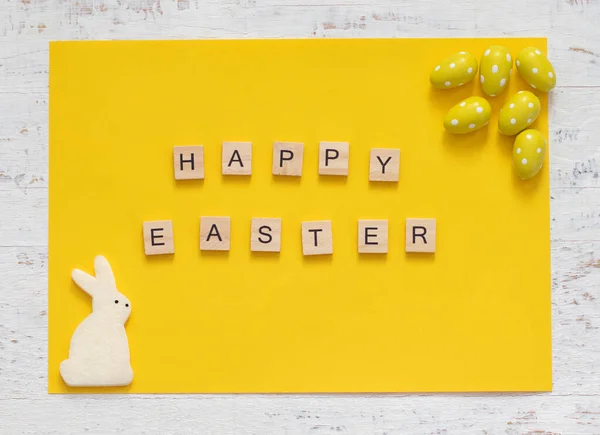 Napis Happy Easter Żółtym Tle Żółtymi Jajkami Królikami Minimalizm — Zdjęcie stockowe