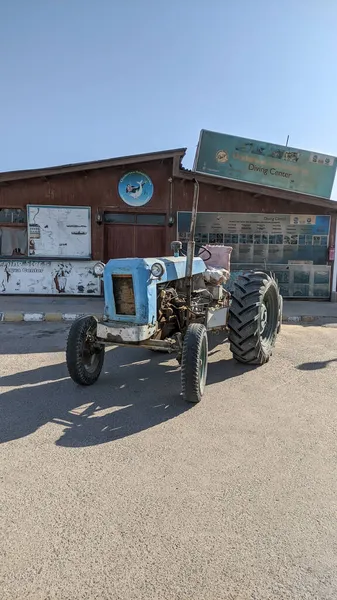 海滩上的旧蓝色拖拉机 — 图库照片