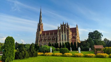Belarus Gervyaty 'de büyük, güzel bir katedral, kırmızı çatılı.