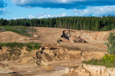 Taş ocağı kamyonu kumla çalışıyor