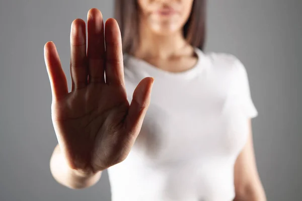 Kadın yüzünü üzüntüyle kapattı.