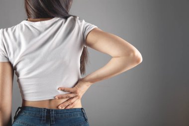 Genç bir kadının böbrek ağrısı var.