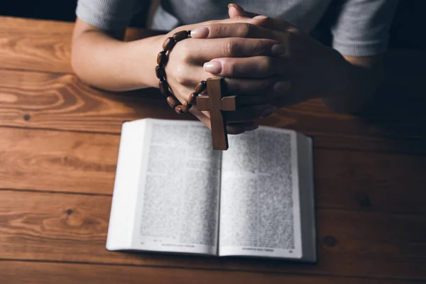 Женщина Молится Книге Держит Крест — стоковое фото