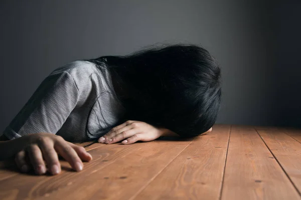 Cansada Mulher Colocou Cabeça Sobre Mesa — Fotografia de Stock