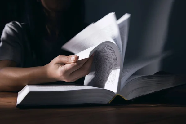Ung Kvinna Läser Bok — Stockfoto
