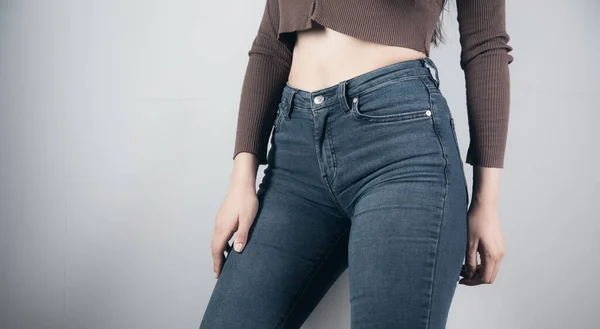 Jovem Menina Jeans Posando — Fotografia de Stock