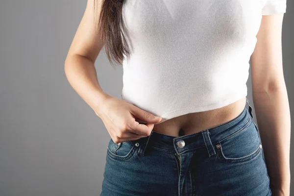 Joven Mujer Pie Una Camiseta Corta Jeans —  Fotos de Stock