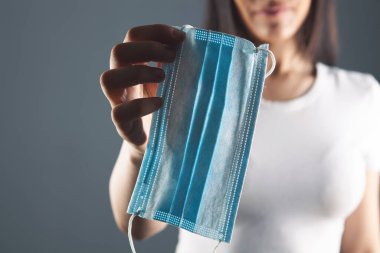 Tıbbi maske takan genç bir kız