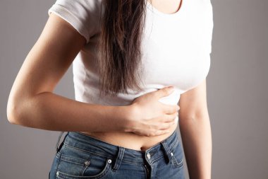 Genç bir kadının midesi ağrır.