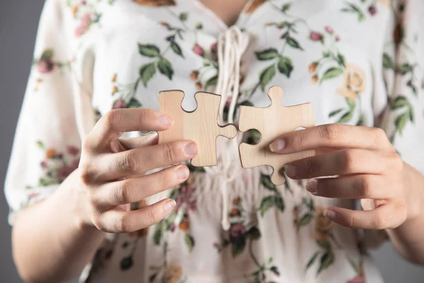 Mladá Žena Drží Kousky Puzzle — Stock fotografie