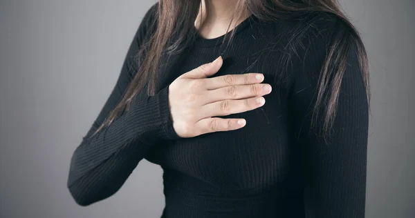 Mujer Tiene Dolor Pecho Sobre Fondo Gris —  Fotos de Stock