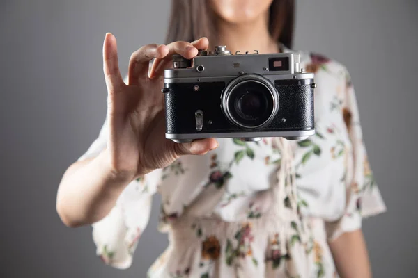 Vrouw Met Een Vintage Camera — Stockfoto