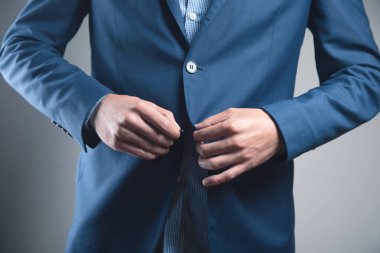 Bir erkek ceket giyer.