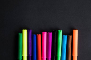 Siyah arkaplanda çok renkli işaretler