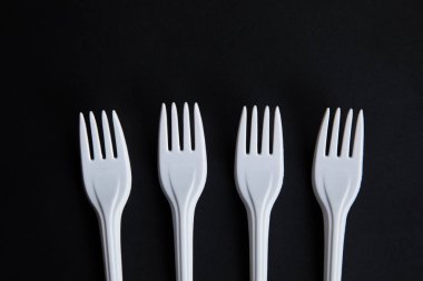 Siyah arkaplanda tek kullanımlık çatallar