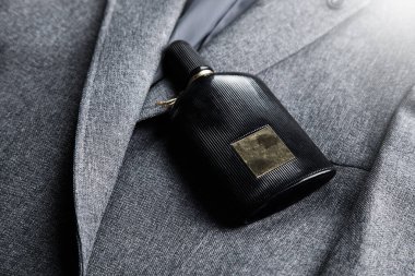 siyah parfüm erkek elbisesinde