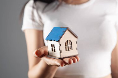 Evini elinde tutan genç bir kadın