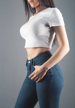 Ön ceplerde el ele tutuşan genç kız.