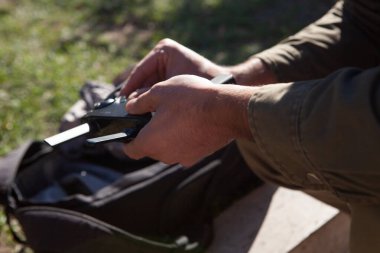 Gün içinde uzaktan kumandayı bir erkek kontrol eder.