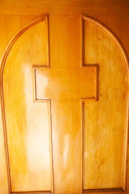 Haçlı ahşap kapı.