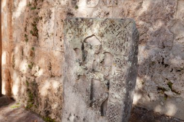 Taşa kazınmış bir haç. khachkar