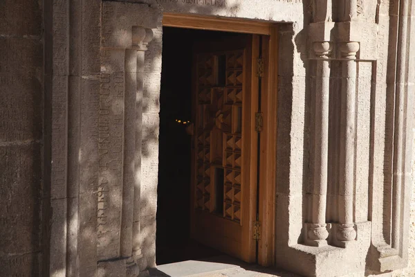 Крест Отлит Двери Церкви — стоковое фото