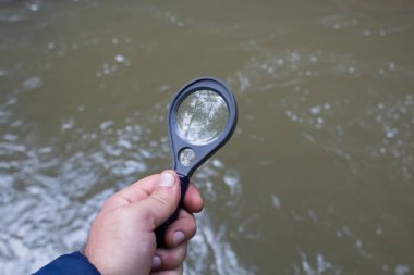 Nehrin arka planında büyüteç var.