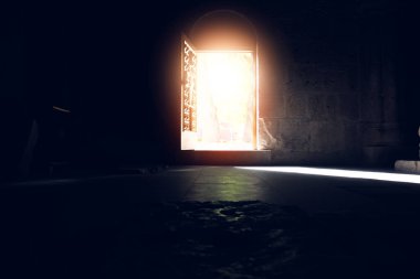 Kiliseye içeriden giriş.