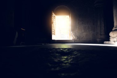 Kiliseye içeriden giriş.